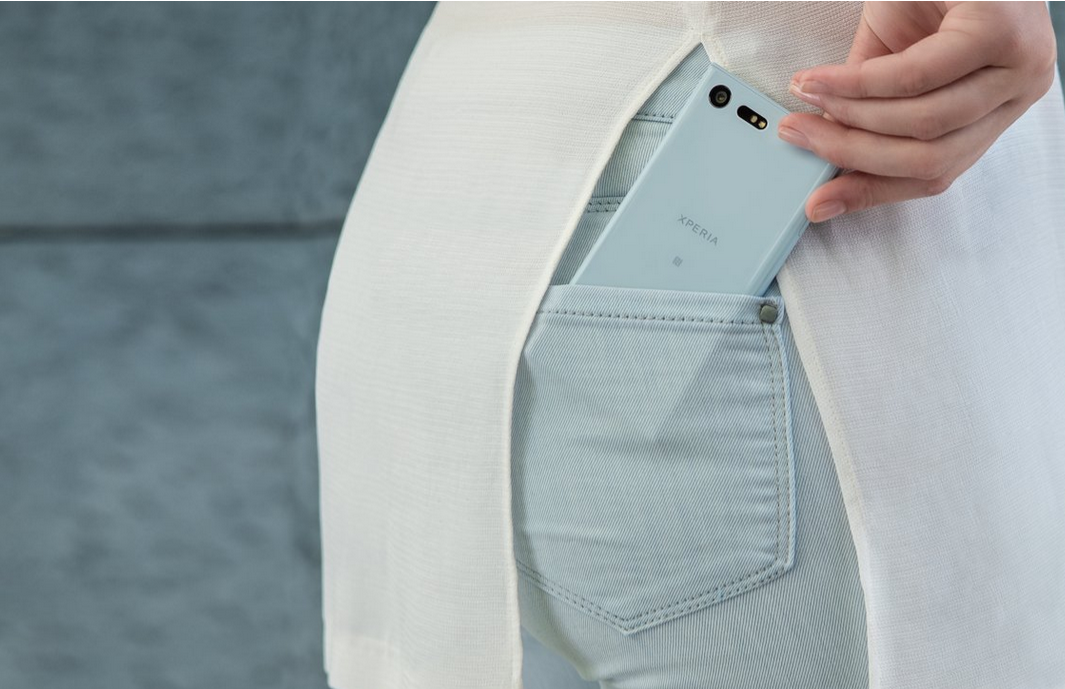 Kompaktní tělo a vysoký výkon se nevylučuje, zářním příkladem je Sony Xperia X Compact.